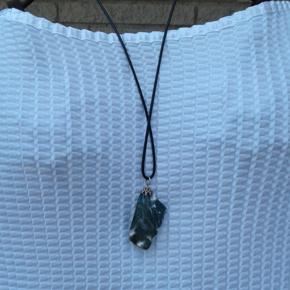 Green zebbra lace agate necklace - Picture 7 of 8